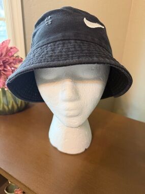 Nike Kids Size Black and White Bucket Hat- NWOT